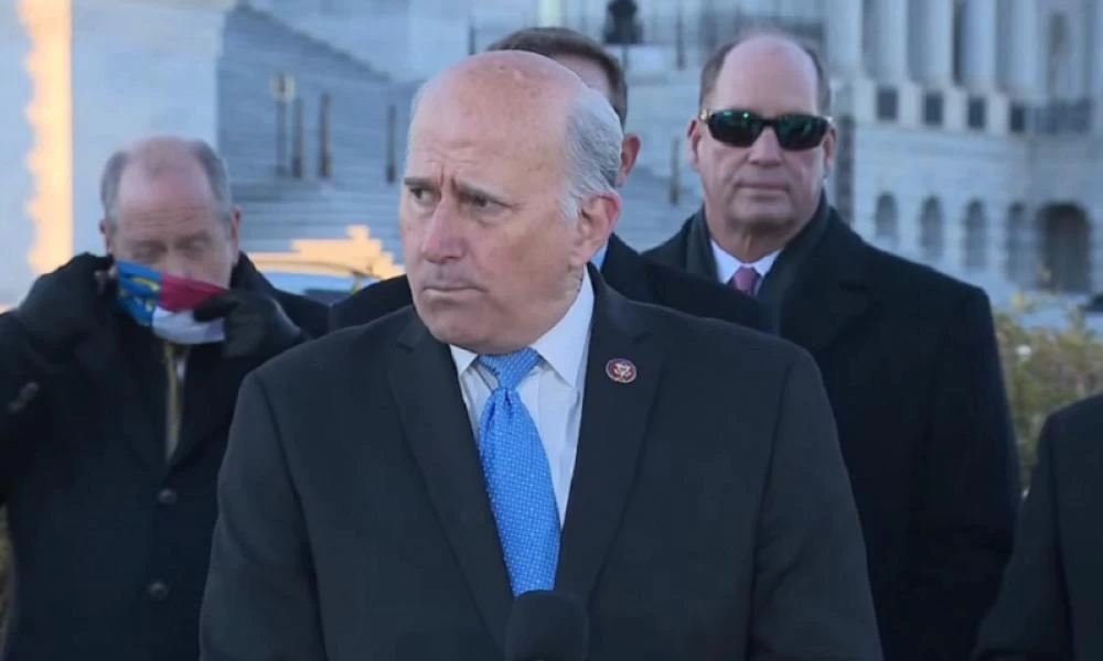 Πολιτικός έδινε συνέντευξη Τύπου και του έπεσε το δόντι